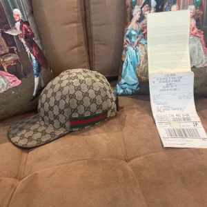 Gucci keps -  äkta såklart, Kommer med Frakt papperna från deras butik i Italien, kolla bild 2, pluppen är av men om du vill fixa det kan du bara be en skräddare sätta ny för runt 200Kr. GÅR EJ NER I PRIS! BILIGASTE KEPSEN I ÄKTA SOM GÅR HITTA