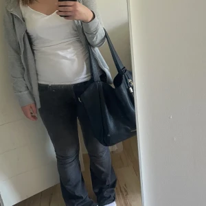 True Religion Joey Low Rise Flare Jeans - Säljer nu mina mörkgrå Joey low Rise från True Religion, extremt snygga!! Säljer då de inte kommer till användning längre. Lite slitna längst ner (se bild 3), men inget som syns när man har på sig dem.