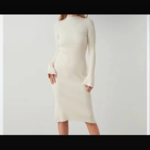Vit ribbad klänning från gina tricot - Använd endast en gång!! Helt som ny