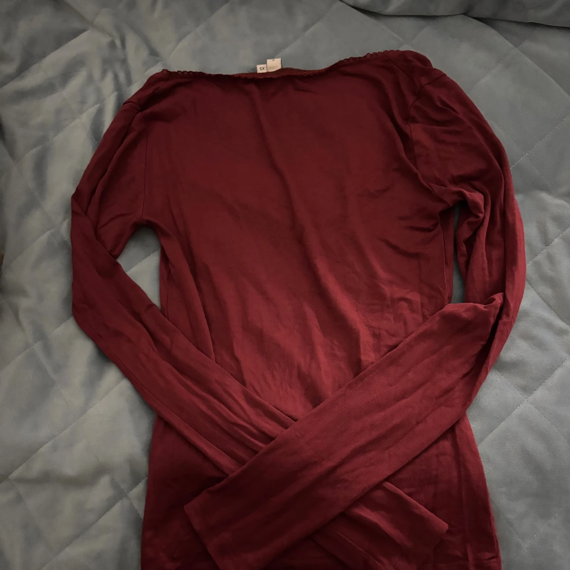 Vinröd långärmad topp med v-ringning - 2