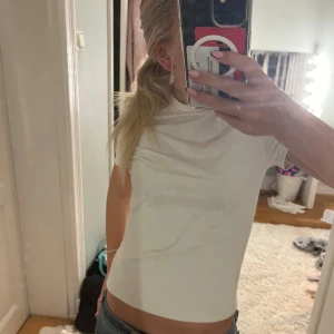 T-shirt  - Säljer vit basic tröja 