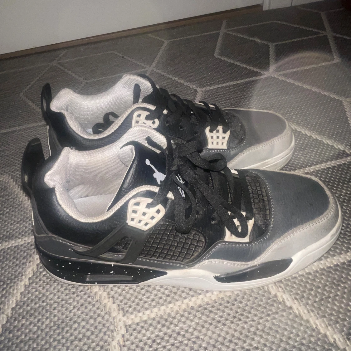 Nike Air Jordan 4 svart/vit strl 40