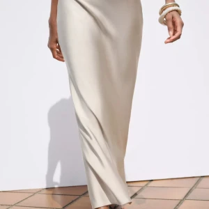 Lång satin kjol från Zara - Jätte snygg satin kjol från zara i vit , använd endast en gång jätte snygg och fräsch inga tecken på användning, lånad bild från hemsidan (om du vill ha fler bilder är det bara att skriva) köpt för 329kr |skriv vid intresse💕