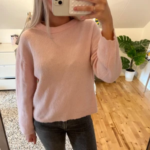 Ljusrosa stickad tröja - Rosa stickad tröja, använd några gånger men inget som syns.