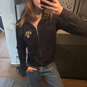 Mörkblå zip hoodie - Mörkblå zip hoodie från Svea i bra skick!