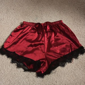 Röda pyjamas satinskjorts med spetskant - Inga fläckar 