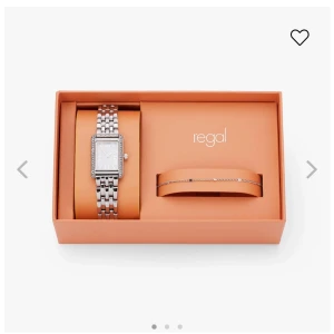 Klocka  - En jättefin klocka! Aldrig använd💓Köpt för 699 Asken klockan kom i följer med och även armbandet💞