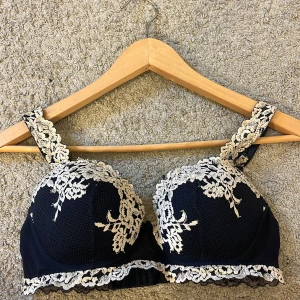 Mörkblå intimissmi BH - Jätte fin bh från intemissmi, inte push-up, storlek 70D.❤️