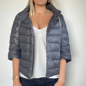 Grå/blå Herno liknade jacka  - FÖLJ FÖR LIKANDE! 🩷 grå/blå Herno liknande jacka som är perfekt för höst/vinter. Storlek M men passar en S. Perfekt skick! Tryck köp nu! TK-0064