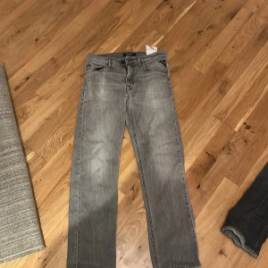 Grå Replay jeans straight fit - Snygga grå jeans från Replay med klassisk femficksdesign och raka ben. Jeansen har tydliga Replay-detaljer på bakfickorna och patch på linningen. Tillverkade i mjukt bomullsmaterial för en bekväm känsla och cool look.