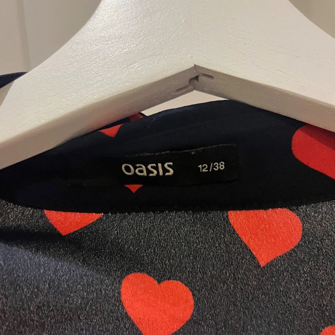 Svart skjorta/blus med röda hjärtan Oasis - 3