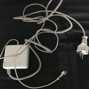 Apple MagSafe Laddare - Original Apple MagSafe-laddare för MacBook. Laddaren är använd med synligt slitage på kabeln, men fungerar. Perfekt som extra laddare till din MacBook. MagSafe-kontakt för enkel och säker anslutning.