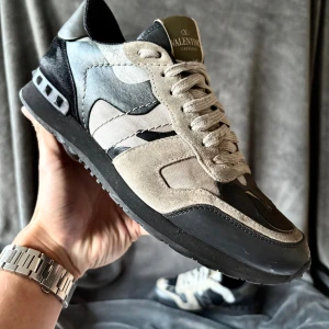 Valentino rockrunner skor - Valentino rockrunner skor | orginalstorlek 39 men sitter mer som 40, fråga om innermått vid osäkerhet | ingår: endast skorna | fraktar spårbart eller möts upp i Täby📍