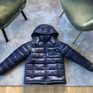 Maggiore jacka - Hej säljer min Maggiore jacka då den var för liten.  Den är använd 1 gång inga märken eller skador.  Nypris:1800 sek på kidsbrand store.                         Passar till 170-176