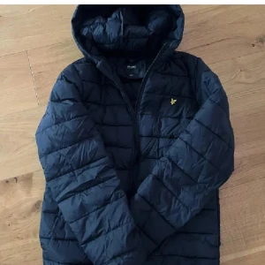 Svart jacka från Lyle&scott - Väldigt fin och populär jacka som passar perfekt nu i höst! Jackan är använd flitigt men har inga defekter🌟