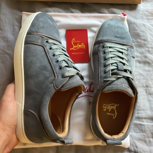 Ljusblåa Christian Louboutin skor - Säljer dessa tvärsnygga loubs som har använts väldigt få gånger och är i nyskick. Säljs då dom börjar bli för små och jag ska köpa nya. Pris kan diskuteras och ställ vänligen frågor🔥🍾
