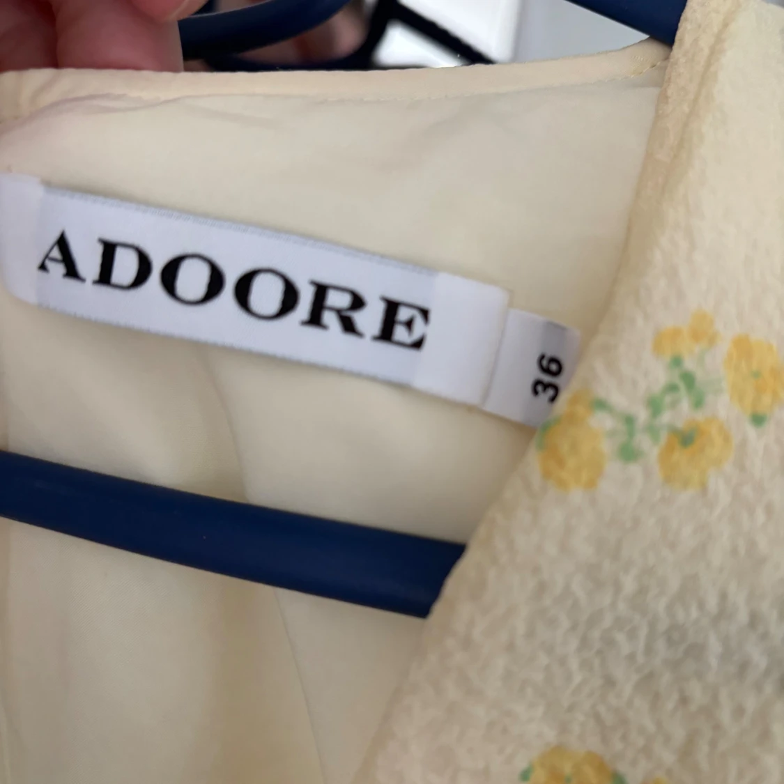 Blommig ljus klänning från Adoore - 1