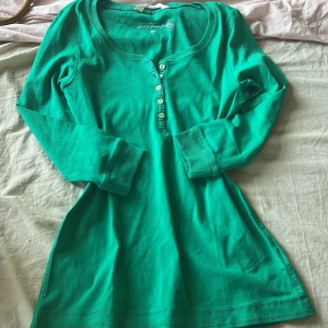 Henley topp - Jätte fin henley topp! Den är jätte elena Gilbert och super gullig och snygg! Rekommenderar verkligen❤️ det står M men skulle säga S