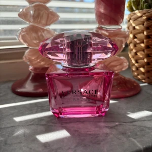 Versace Bright Crystal Absolu Parfym - Versace Bright Crystal Absolu – en ikonisk parfym i snygg rosa flaska. Perfekt för dig som vill sticka ut och addera lite lyx till din vardag. En favorit bland unga vuxna som gillar trendiga dofter. 90 ml, ny