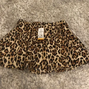 Leopard tjol - Super fin tjol! Lappen är felmärkt, men den är i st 146-152! ALDRIG ANVÄNT! Katt finns i hemmet!