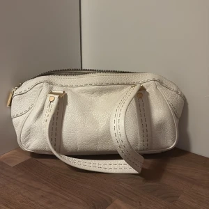 Vit vintage Hugo boss väska - Super fin vintage Hugo boss väska. TYDLIGA tecken på användning, därför det låga priset. Lite av en krämvit färg