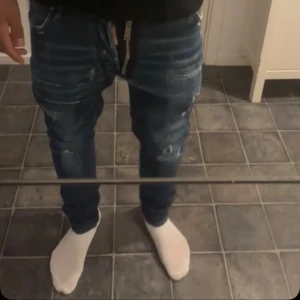 Dsquared2 Jeans mörkblåa - Dsquared2 bra skick använda max 2 gånger storlek S (vet inte vad de är i dsquared storlek) passar folk som är 175-180cm lång, kom privat för fler bilder, är öppen för prisförslag.