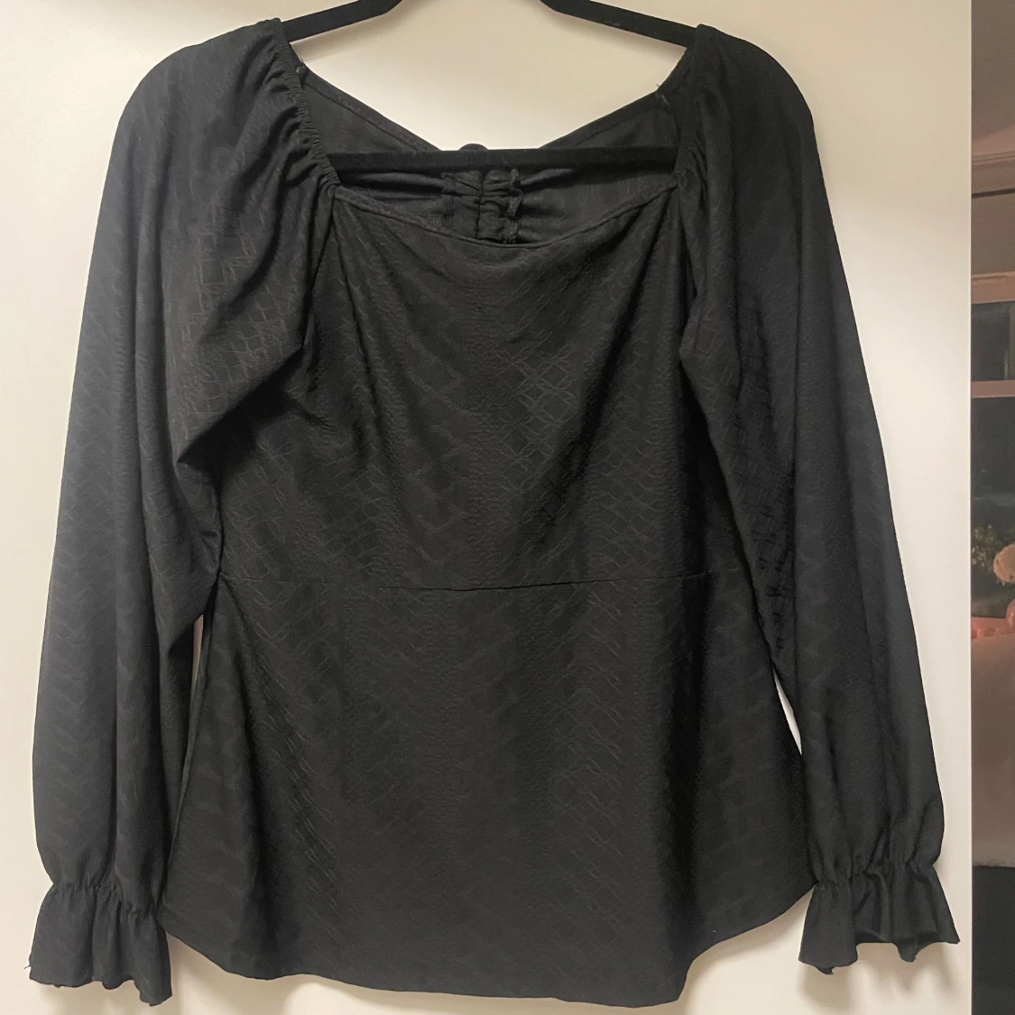 Svart blus med knyt och strukturmönster - 1