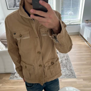 Hilfiger Safari jacka  - Otroligt fet field jacket, priset kan såklart diskuteras! 