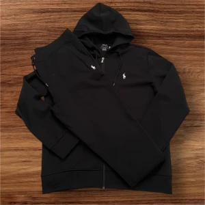 Ralph Lauren Tracksuit Svart Storlek Large - Säljer en helt ny Ralph Lauren tracksuit (hoodie + byxor) i färgen svart, storlek Large. Aldrig använd – endast provad. 