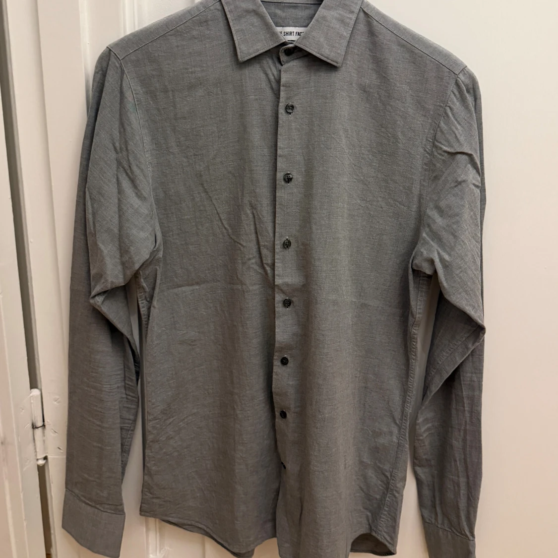 Grå skjorta från The Shirt Factory