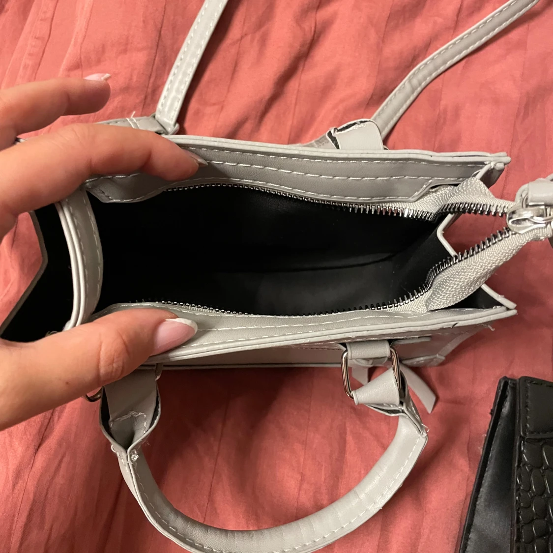 Två små handväskor i svart och grått - 1