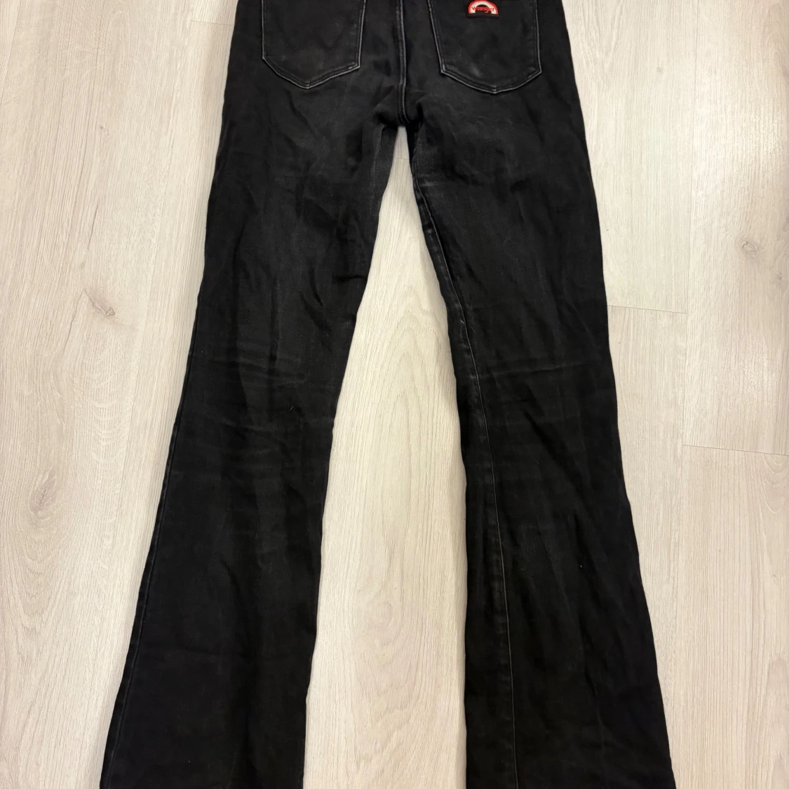 Svarta flare jeans från Wrangler