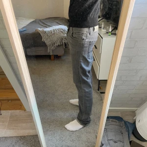 Replay jeans - Grå replay jeans i modellen Thad, mycket bra skick på dem och inga synliga defekter, jeansen är storlek 158 men passar bra på mig som är 173.  (L97cm) (W36cm). Jeansen är uppsydda 1 cm typ som man ser på första bilden