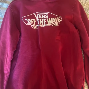 Röd Vans sweatshirt med tryck xl - Säljer en röd sweatshirt från Vans i storlek XL med det klassiska 'Off The Wall'-trycket i vitt på bröstet. Tröjan har rund halsringning, långa ärmar och är gjord i mjuk bomull. Perfekt för dig som gillar streetwear och vill ha en skön och snygg tröja.