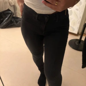 Svarta skinny jeans med hög midja - Säljer dessa jeans då de är för stora för mig.