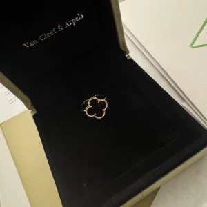 Van Cleef • Ring •  - Finns alla storlekar • Lägg till Box & Certifikat  300:- (Seperat Annons)  • Kvalitet: Samma kvalité som butik  • Material: Äkta metall (Rostar ej) • Serienummer: Ja (unik märkning) • High-end Detaljer Som Orginal  Beställ Innan 20:00 så postas det samma kväll eller tidigare på dagen. 1-2 dagars frakt. Följ oss gärna på Insta @markes.damsmycken