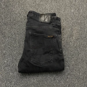 Svarta nudie jeans - Ett par feta jeans som är riktigt fräscha🤗 modellen är 178