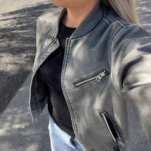 Säljer grå jacka - Säljer nu denna gråa jacka, super fin verkligen, men kommer tyvärr inte till användning längre då jag använder andra jackor mer🩶