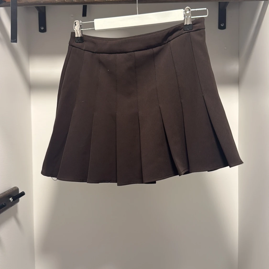 Brun plisserad kjol från Neo Noir