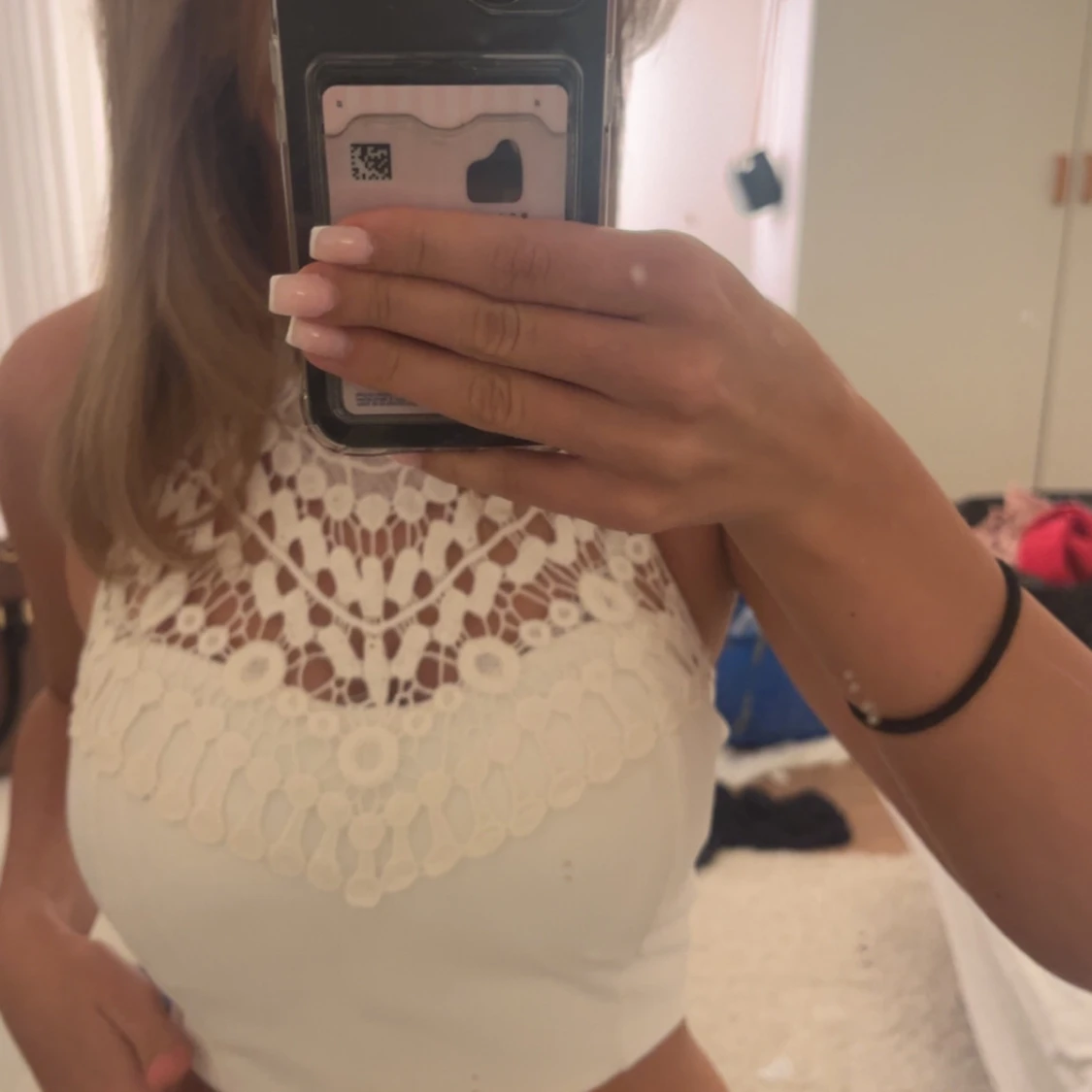 Vit kortklänning med spets och knyt - 1