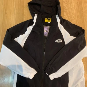 Corteiz windbreaker  - Den är helt ny och är i topp kvalité, jag säljer den för att den inte passade mig som jag trodde att den skulle