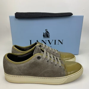 Lanvin skor  - Hej! Säljer nu dessa sjukt snygga lanvin skor. Skorna är i toppskick! Har begränsat antal boxar och dustbag. Hör av dig vid frågor. 