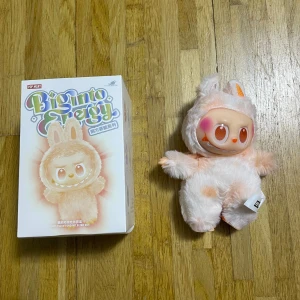 Pop Mart Bigonto Energy Plush Pendant - Söt samlarfigur från Pop Mart Bigonto Energy-serien. Mjuk plysch med unikt ansikte och originalförpackning. Perfekt skick, inga synliga defekter eller slitage. Passar både samlare och som dekoration. Levereras med originalbox.