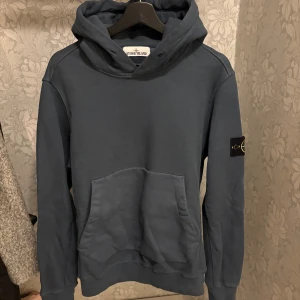 Stone Island hoodie - Äkta ljusblå hoodie från Stone Island. Sparsamt använd. 