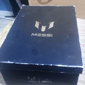 Adidas Messi F10 TRX FG fotbollsskor - Säljer ett par Adidas F10 TRX FG Messi fotbollsskor i vitt med färgglada detaljer i blått, orange, rosa och grönt. Skorna har snörning och är designade för gräsplan. Messi-logga på sidan och cool grafik gör dem riktigt snygga på planen.