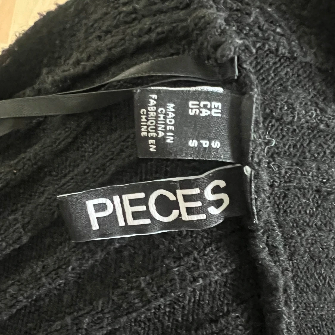Svart ribbad stickad tröja från Pieces - 3