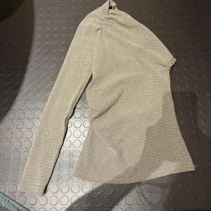 Zara topp - Säljer denna snygga Zara topp i storlek S helt oanvänd!💞💞