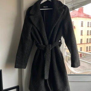 Teddy kappa från pieces - Säljer en grå/grön teddykappa från pieces i storlek s. Den är i använd men fint skick. Pris kan diskuteras. 