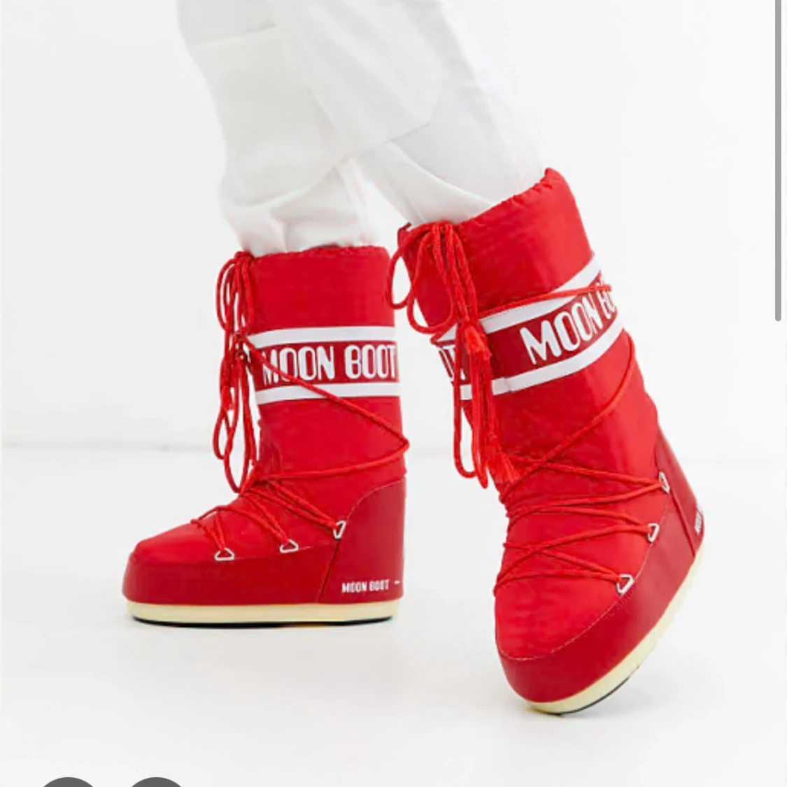 Röda Moon Boots med snörning