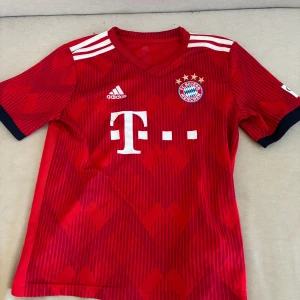 Bayern München fotbolls tröja - En mycket fin bayern muchen hemma tröja i storlek 152 eller 11-12 år.